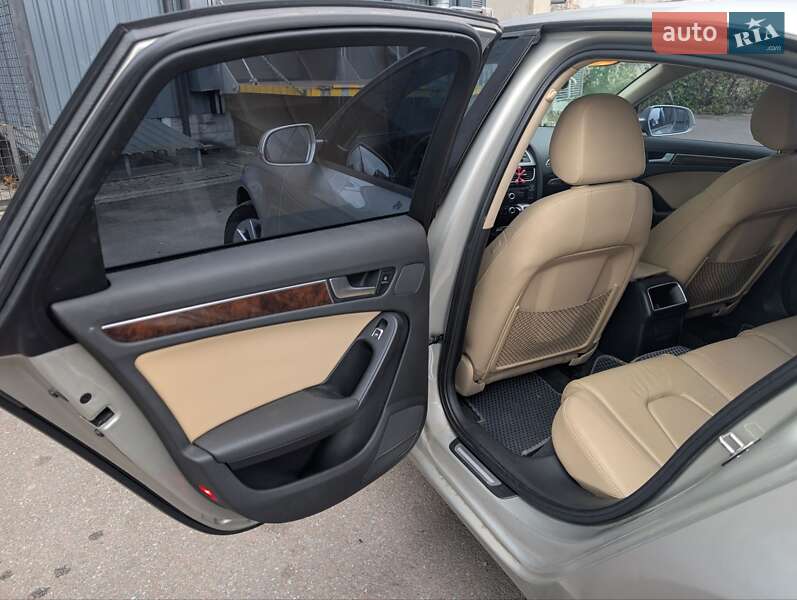 Седан Audi A4 2013 в Ивано-Франковске