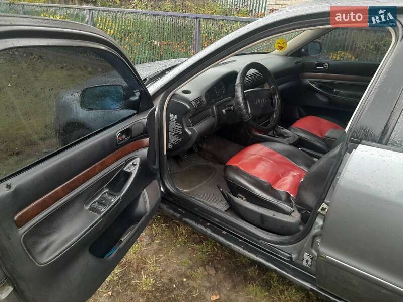 Седан Audi A4 1995 в Бурині