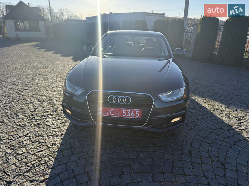 Седан Audi A4 2015 в Жовкве