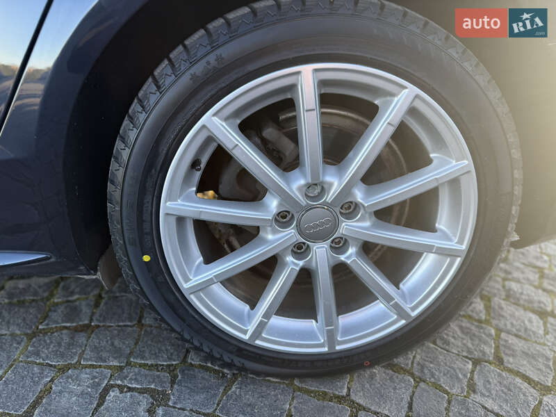 Седан Audi A4 2015 в Жовкве