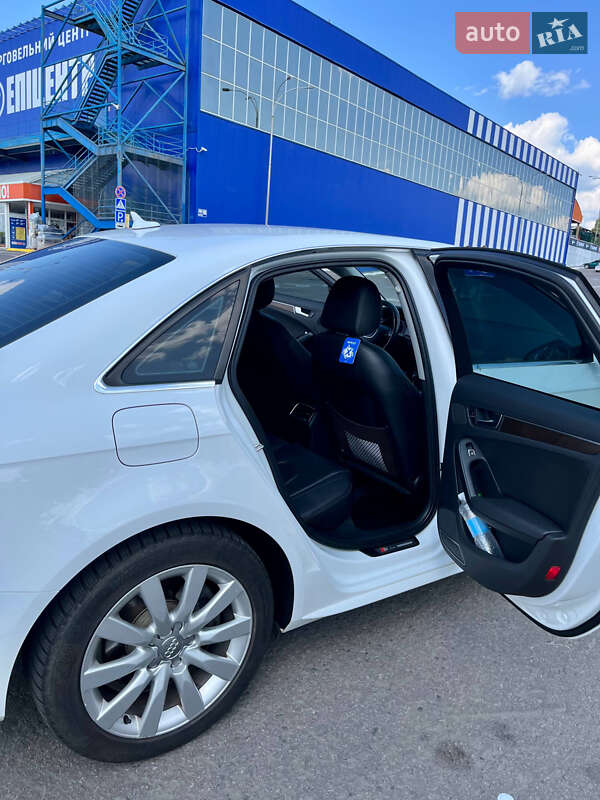 Седан Audi A4 2014 в Рівному