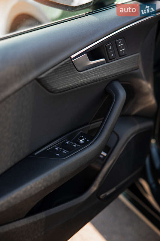 Седан Audi A4 2018 в Львове