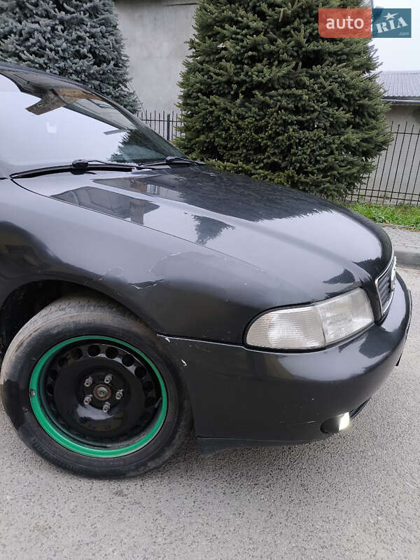 Седан Audi A4 1998 в Золочеве