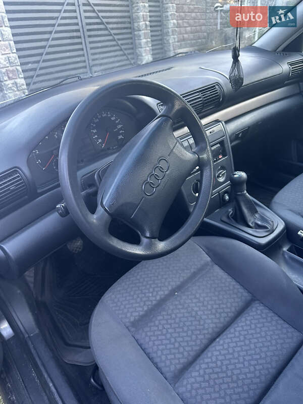 Седан Audi A4 1995 в Ужгороді