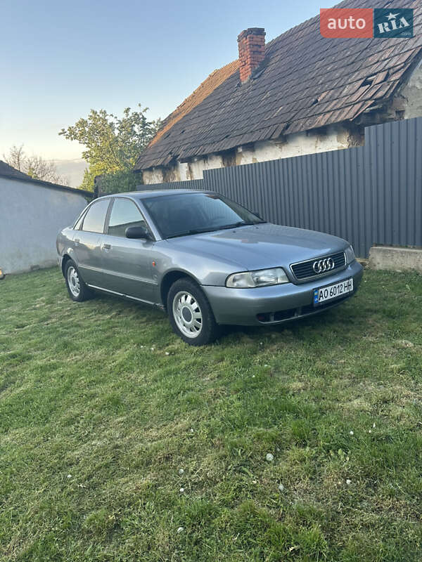 Седан Audi A4 1995 в Ужгороді