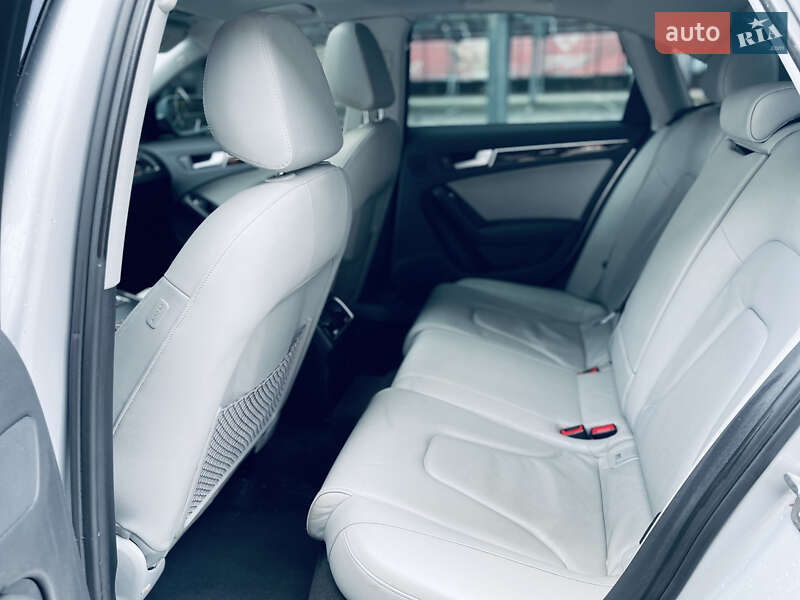 Седан Audi A4 2013 в Львове