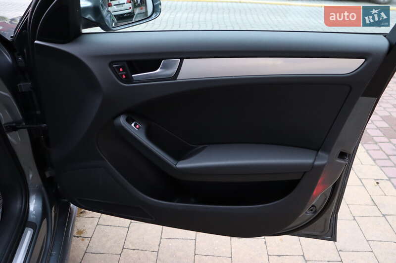 Седан Audi A4 2015 в Львові