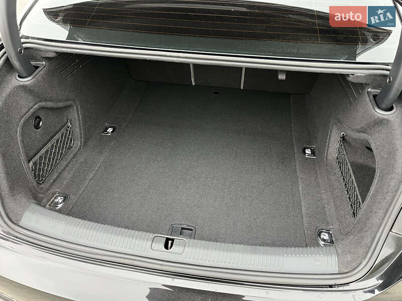 Седан Audi A4 2018 в Львові