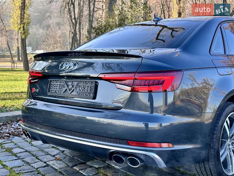 Седан Audi A4 2018 в Киеве