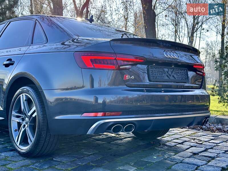 Седан Audi A4 2018 в Киеве