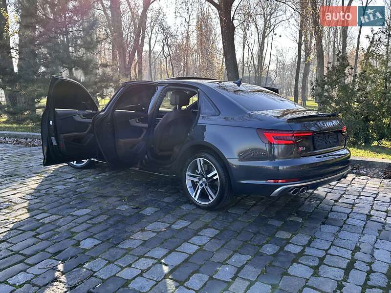 Седан Audi A4 2018 в Киеве
