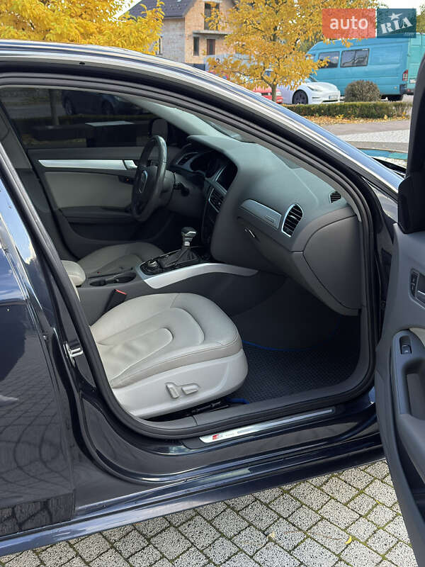 Седан Audi A4 2012 в Львове