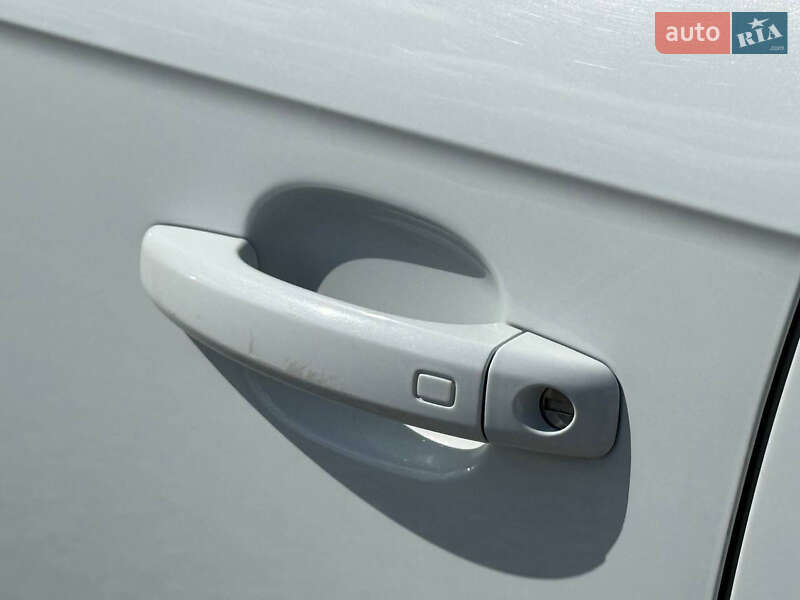 Седан Audi A4 2015 в Стрию