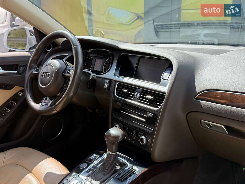 Седан Audi A4 2015 в Стрию