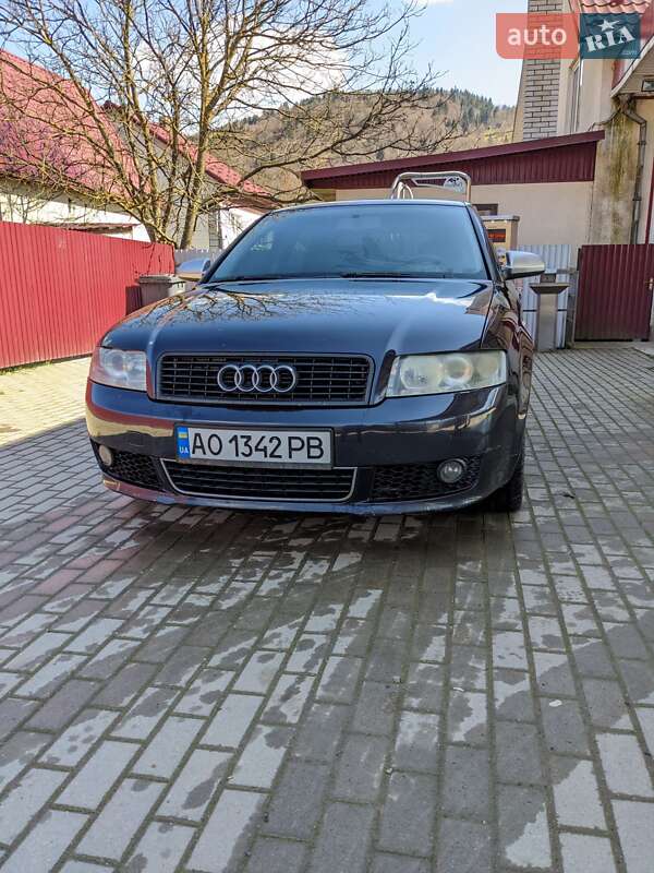 Седан Audi A4 2002 в Рахове