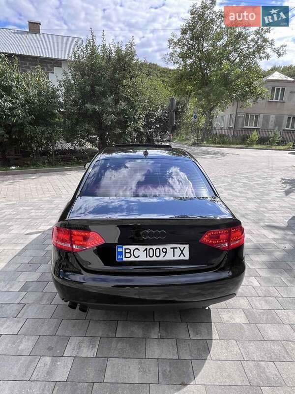 Седан Audi A4 2012 в Городку