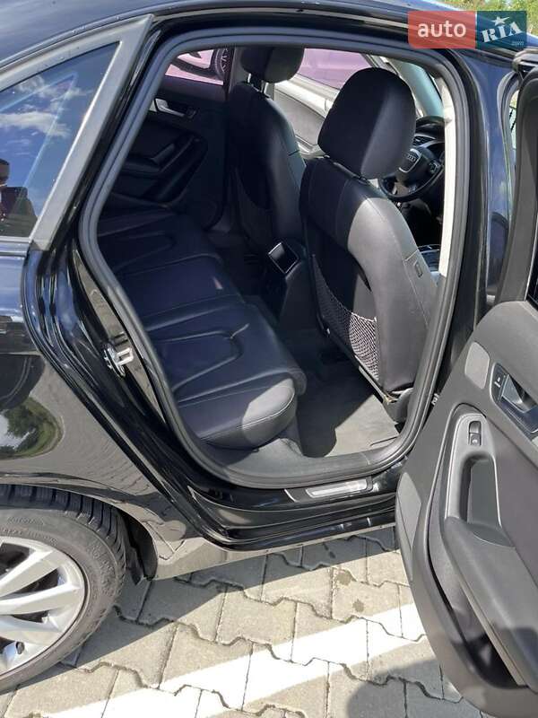 Седан Audi A4 2012 в Городку