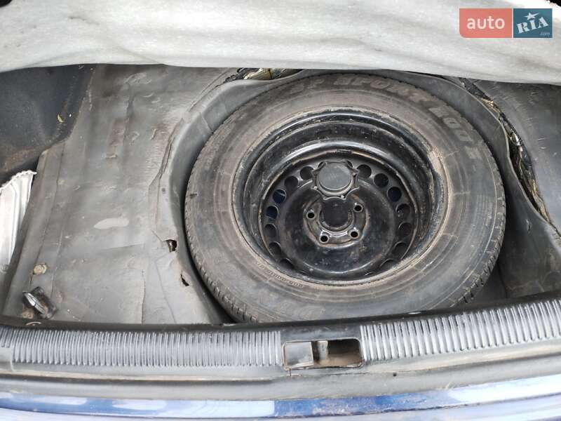 Седан Audi A4 2000 в Роздільній