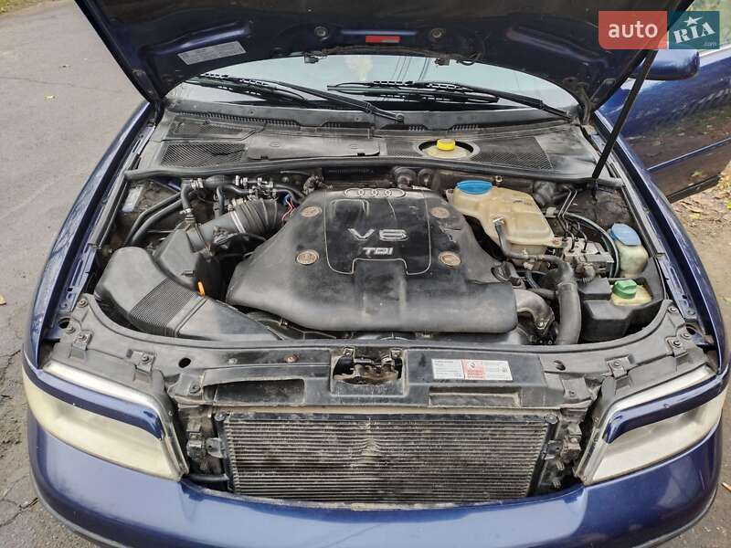 Седан Audi A4 2000 в Роздільній