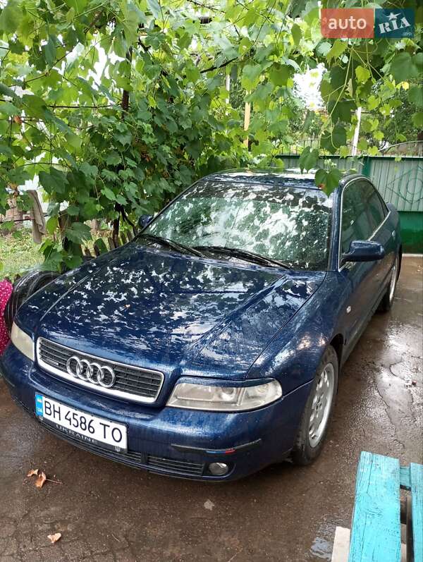 Седан Audi A4 2000 в Роздільній