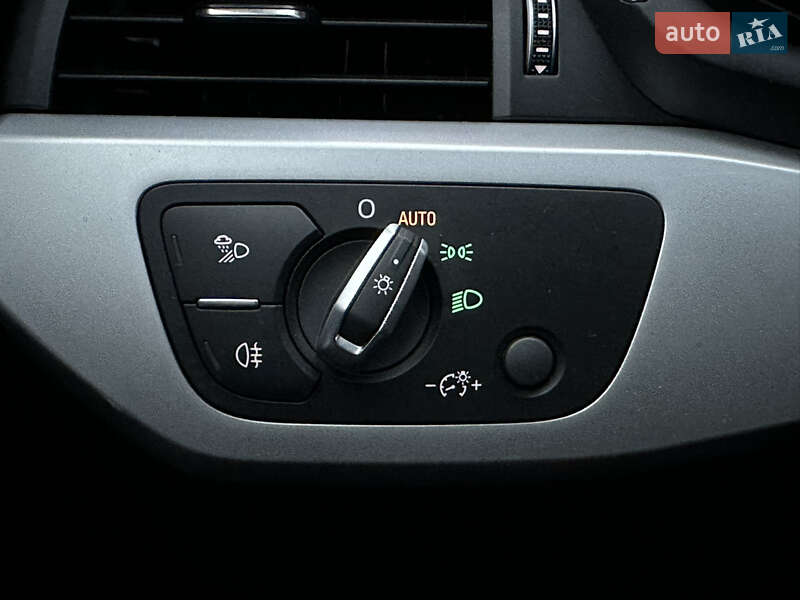 Седан Audi A4 2018 в Мукачево