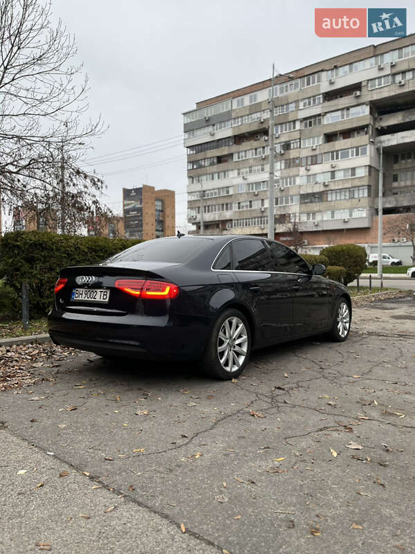 Седан Audi A4 2013 в Днепре