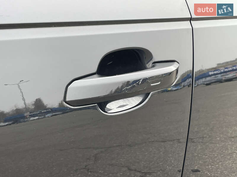 Седан Audi A4 2015 в Киеве