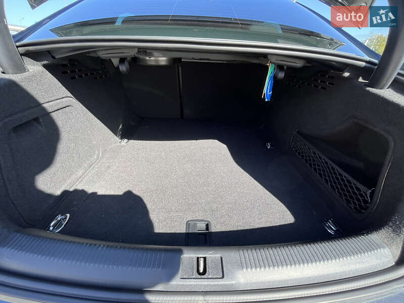 Седан Audi A4 2015 в Нововолынске