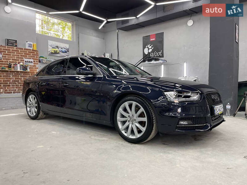 Седан Audi A4 2013 в Львове