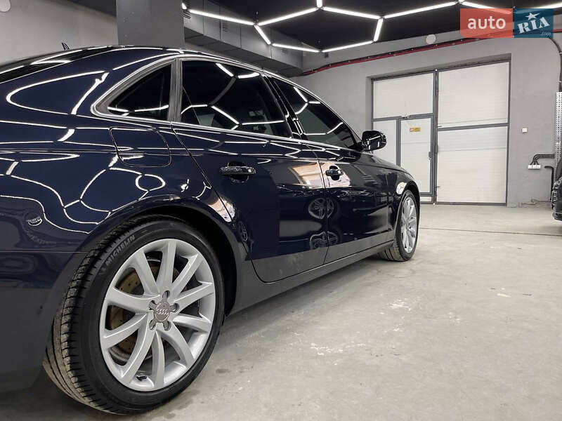 Седан Audi A4 2013 в Львове