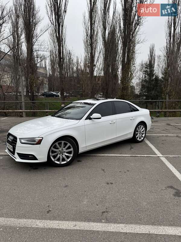 Седан Audi A4 2012 в Вишневом