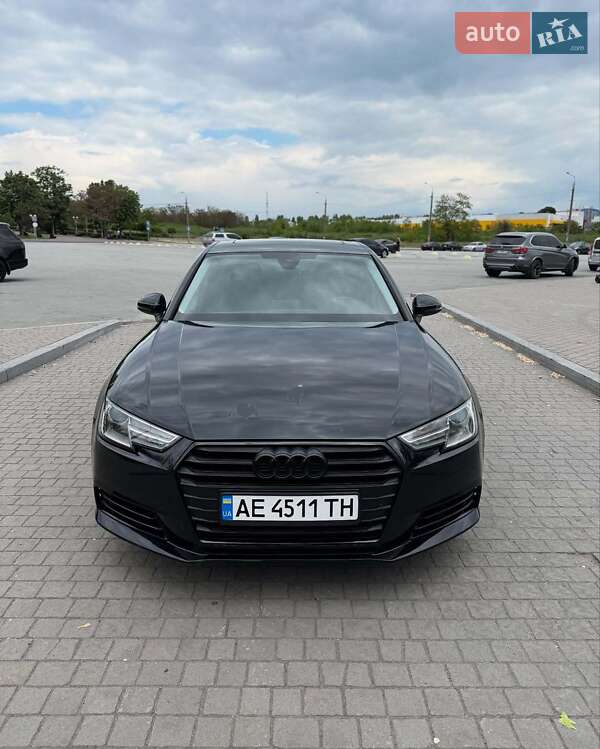 Седан Audi A4 2015 в Львове