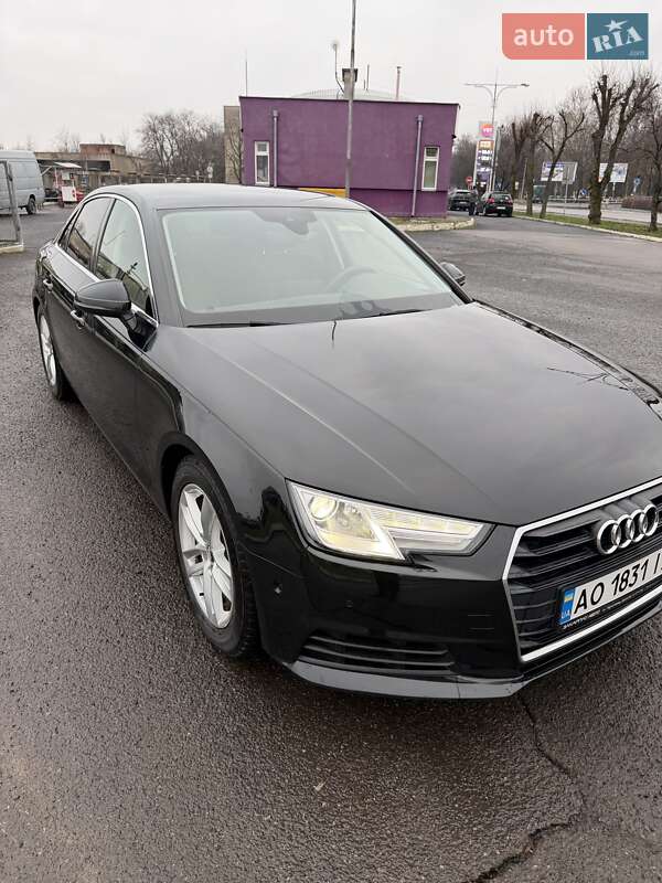 Седан Audi A4 2016 в Мукачево