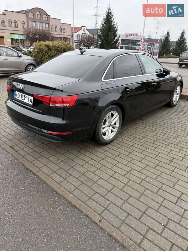 Седан Audi A4 2016 в Мукачево