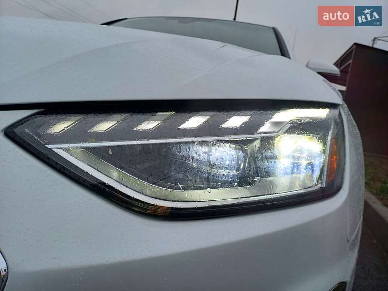 Седан Audi A4 2022 в Ужгороде