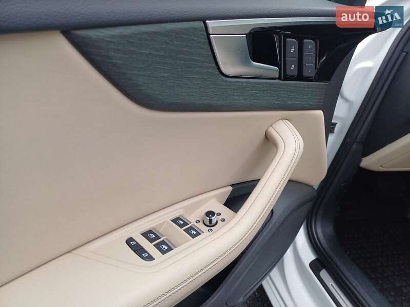 Седан Audi A4 2022 в Ужгороде