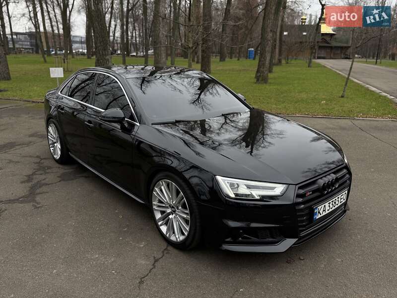 Седан Audi A4 2016 в Киеве