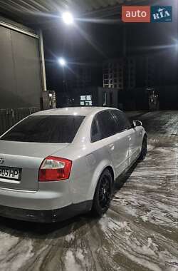 Седан Audi A4 2002 в Дерно