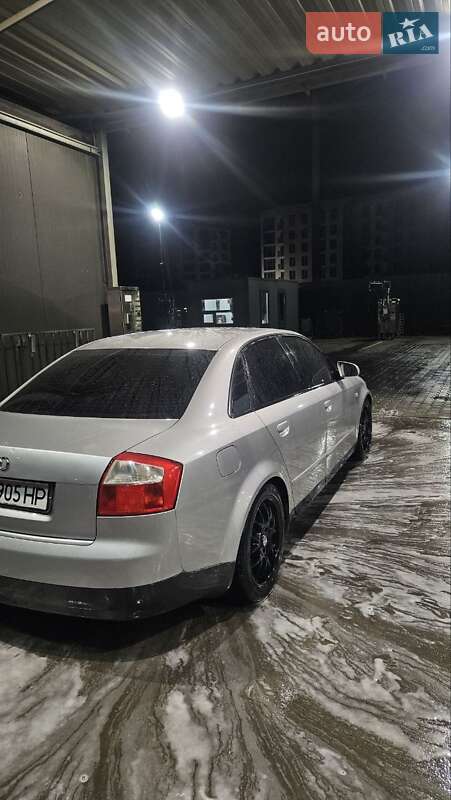 Седан Audi A4 2002 в Дерно