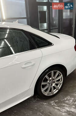 Седан Audi A4 2011 в Ровно