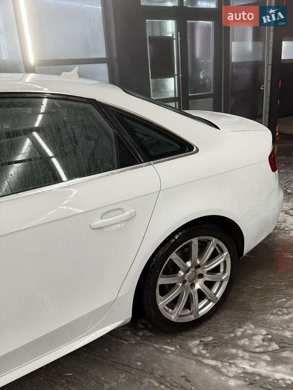 Седан Audi A4 2011 в Ровно