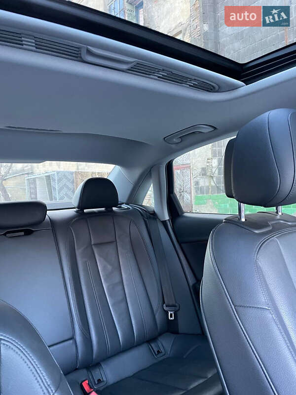 Седан Audi A4 2016 в Кореці