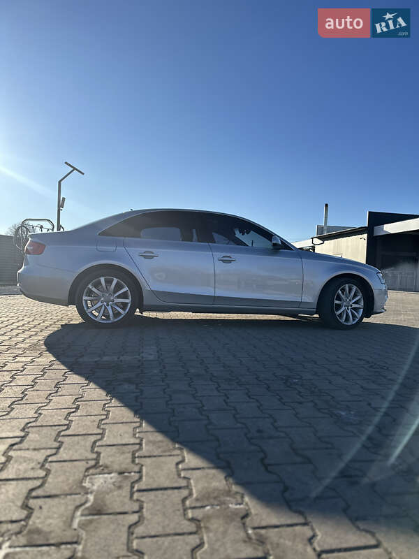Седан Audi A4 2014 в Радехове