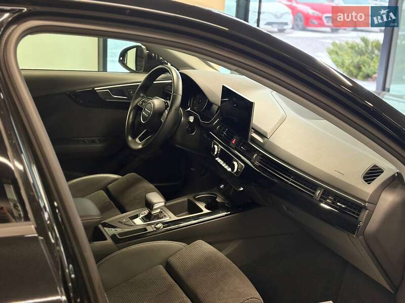 Седан Audi A4 2021 в Львове