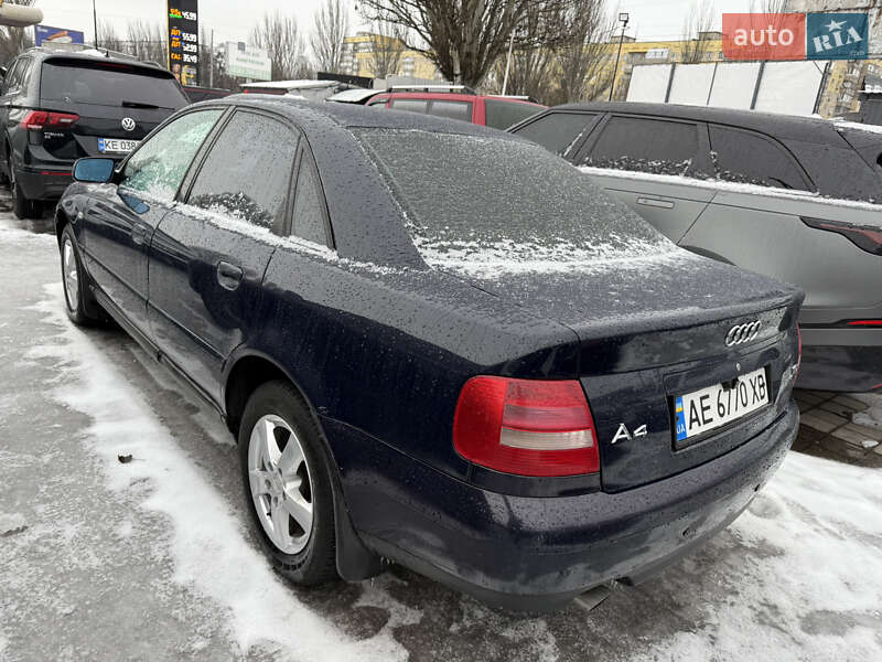 Седан Audi A4 2000 в Днепре