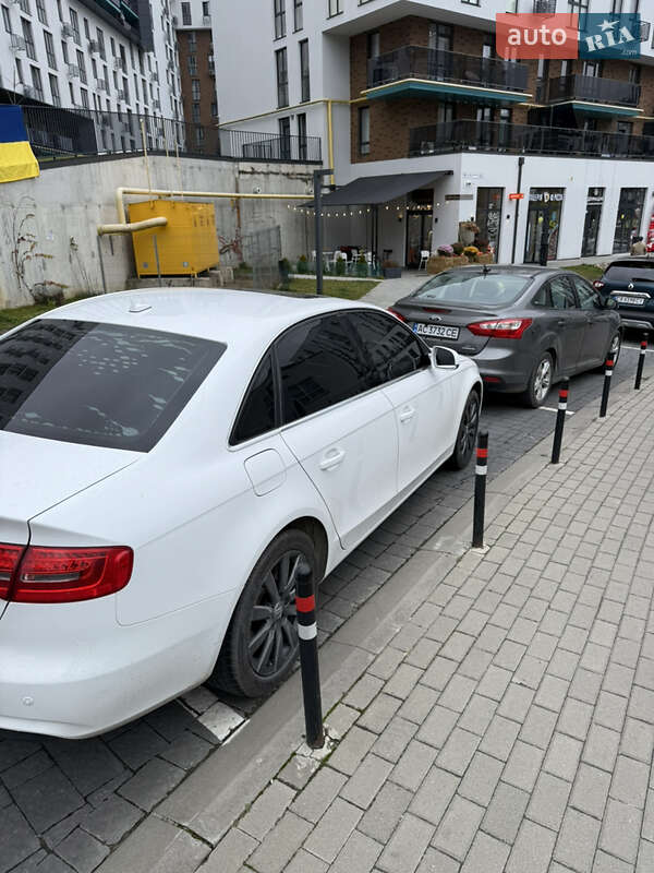 Седан Audi A4 2012 в Львове