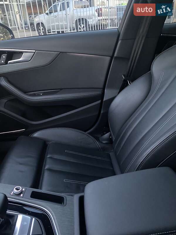 Седан Audi A4 2023 в Полтаві