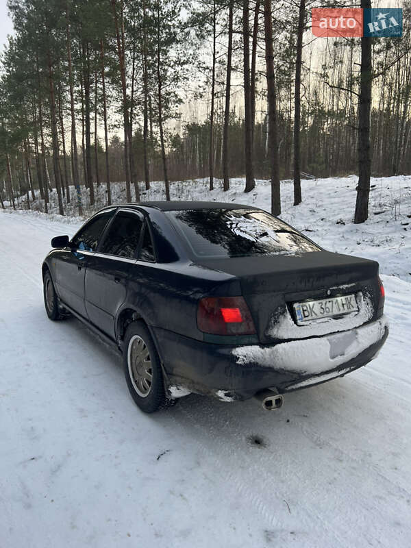 Седан Audi A4 1998 в Дубровице