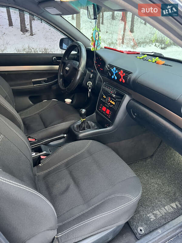 Седан Audi A4 1998 в Дубровице