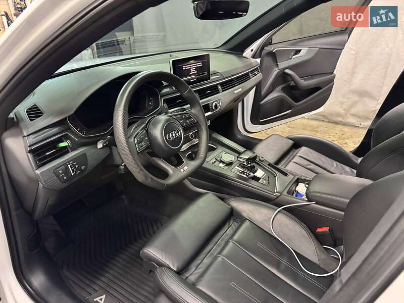 Седан Audi A4 2016 в Днепре